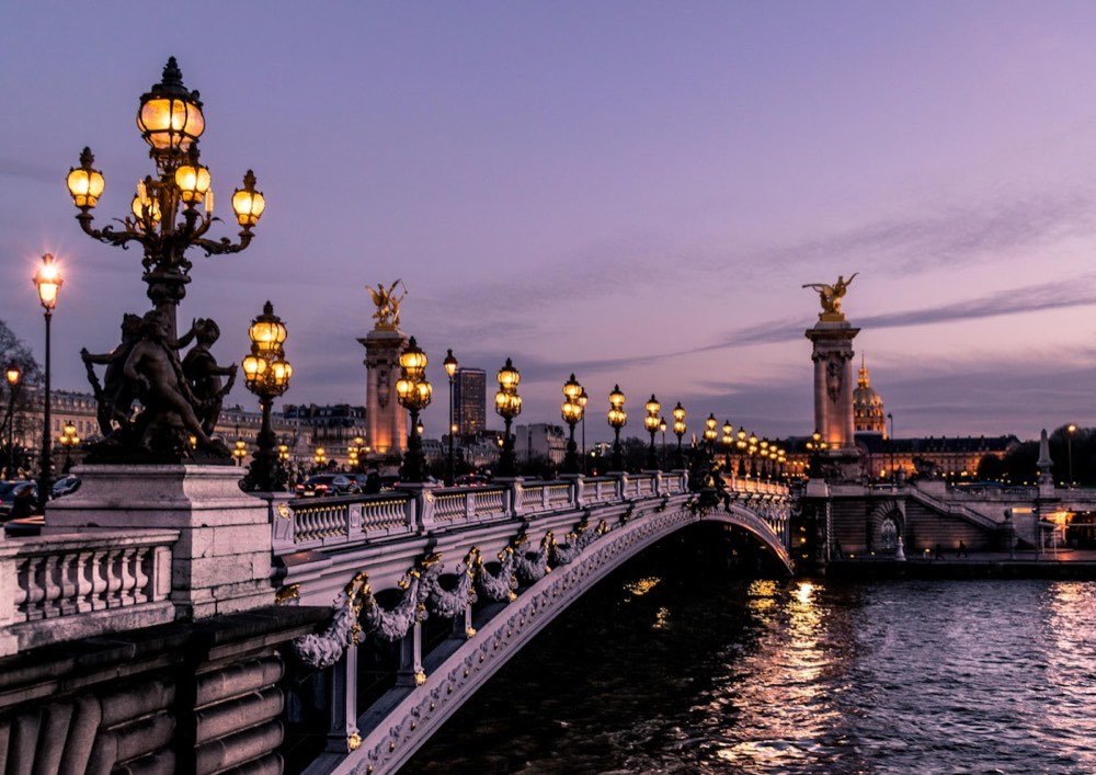 Tour Eiffel illuminée au coucher du soleil, Paris